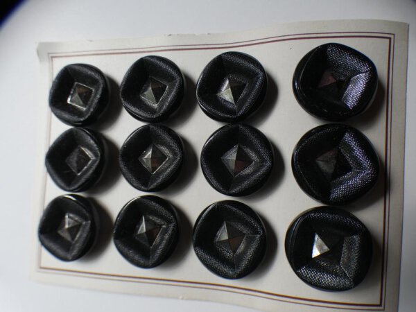 12 Stück Alte Glasknöpfe auf Musterkarte Antik Schwarz innen Silber schimmernd