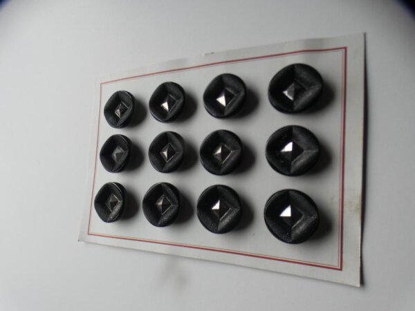 12 Stück Alte Glasknöpfe auf Musterkarte Antik Schwarz innen Silber schimmernd ca.23mm