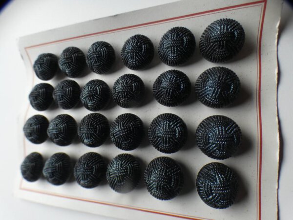 24 Stk Alte Glasknöpfe Knopfkarte Musterkarte Antik 18mm  Schwarz/bläulich schimmernd