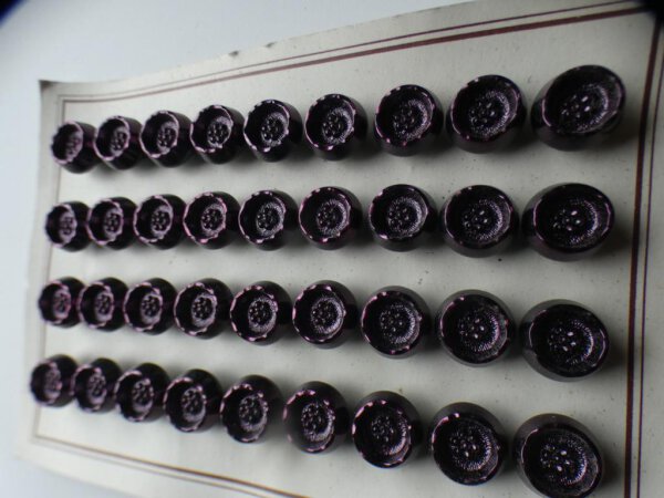 36 Stück Alte Glasknöpfe auf Musterkarte Knopfkarte Antik ca14mm Violett