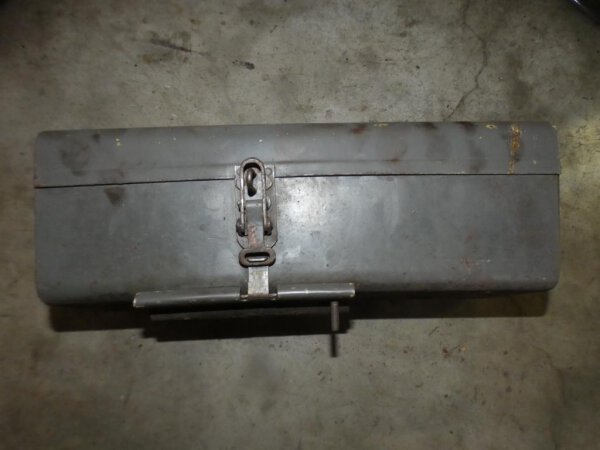 Fendt Farmer 104 S Original Werkzeugkiste Werkzeugkasten