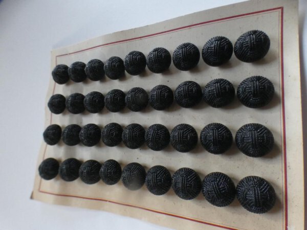 36 Stück Alte Glasknöpfe auf Musterkarte Knopfkarte Antik schwarz ca 14mm