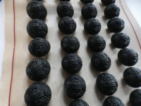 36 Stück Alte Glasknöpfe auf Musterkarte...