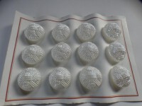 12 Stk Alte Glasknöpfe auf Musterkarte Knopfkarte Antik ca  23mm Weiß