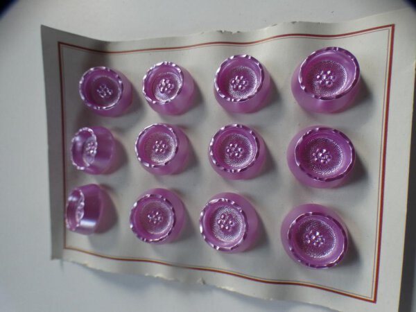 12 Stück Alte Glasknöpfe Flieder auf Musterkarte Knopfkarte Antik ca 23 mm