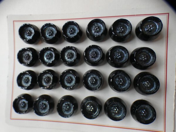 24 Stück Alte Glasknöpfe auf Musterkarte Knopfkarte Antik ca.18mm schwarz/silber