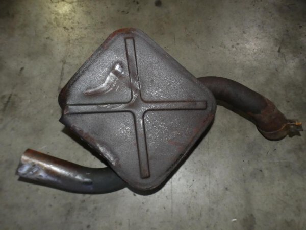 IHC MC Cormick D-326 324 Auspufftopf ( verbeult ) !