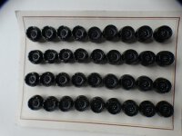 36 Stück Alte Glasknöpfe auf Musterkarte...