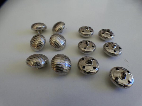 24 Alte Metallknöpfe Silber ca 16mm