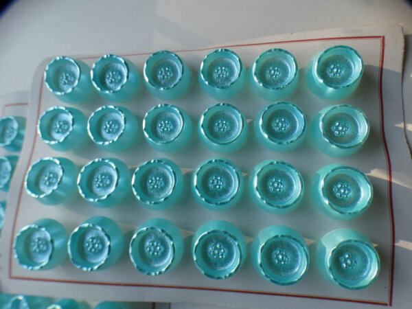 24 Stück Alte Glasknöpfe auf Musterkarte Knopfkarte Antik ca.18mm Türkis/Hellblau