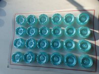24 Stück Alte Glasknöpfe auf Musterkarte...
