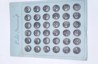 36Stück Alte Knöpfe ca 15mm auf Knopfkarte Steinnuß Musterkarte 